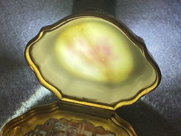 Une bo&icirc;te couverte en porcelaine de Chine famille rose &agrave; monture dor&eacute;e, Qianlong